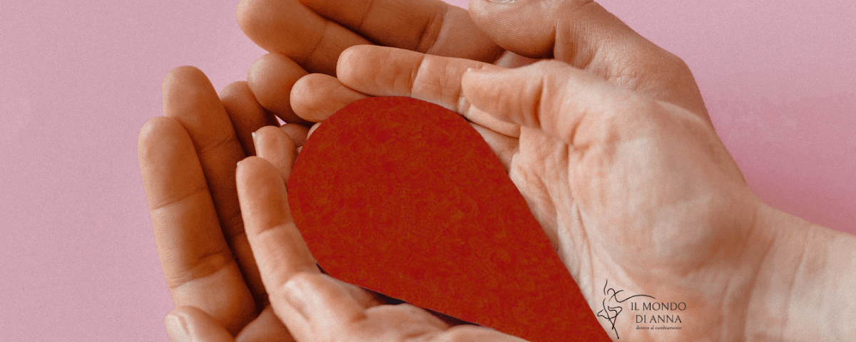 Mani unite che tengono una goccia di sangue per la Giornata Mondiale dei Donatori di Sangue del 14 giugno.