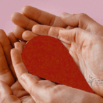 Mani unite che tengono una goccia di sangue per la Giornata Mondiale dei Donatori di Sangue del 14 giugno.