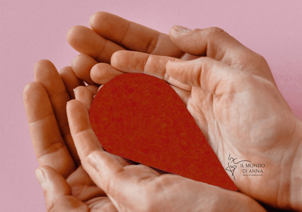 Mani unite che tengono una goccia di sangue per la Giornata Mondiale dei Donatori di Sangue del 14 giugno.