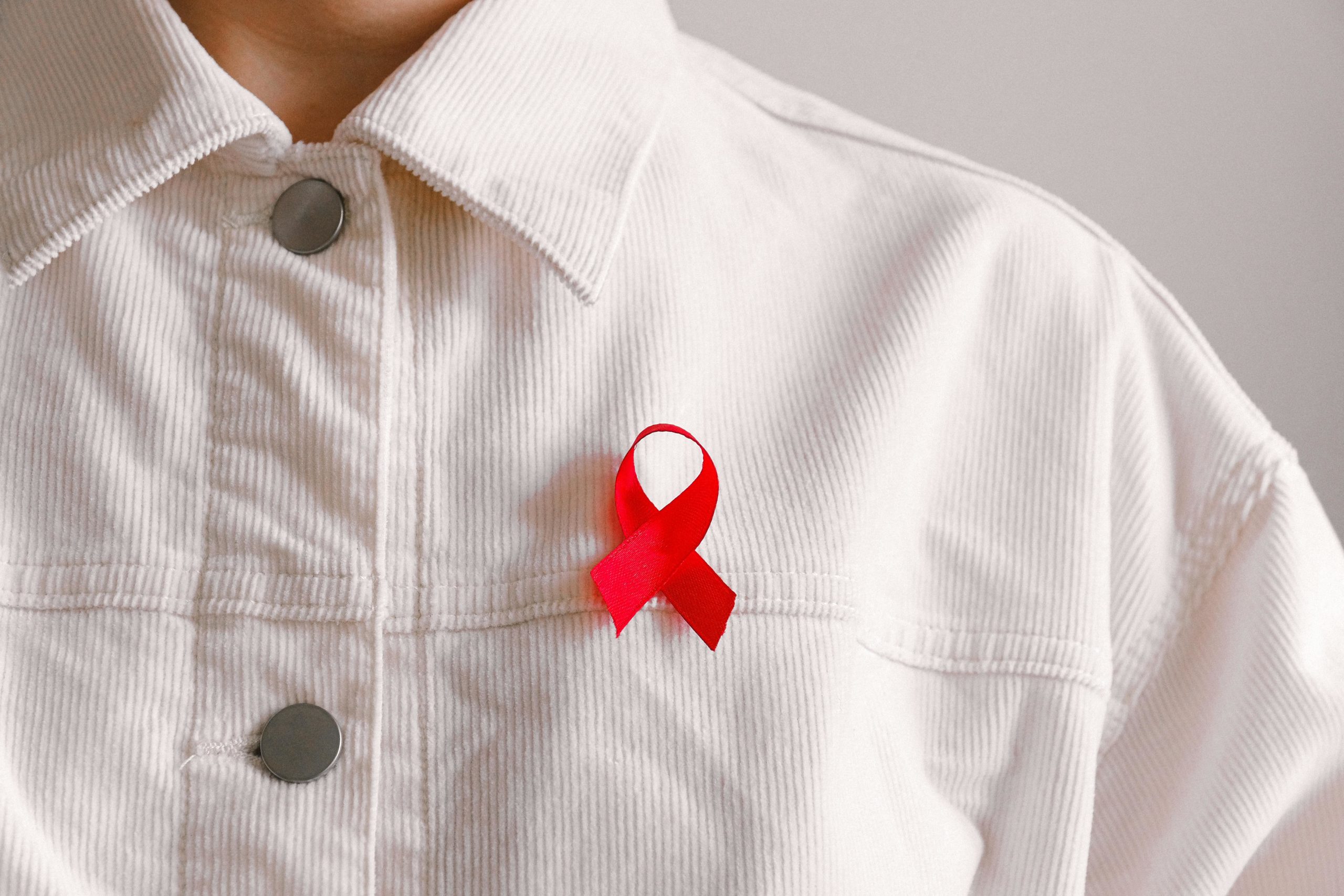La foto rappresenta il fiocco rosso per la sensibilizzazione su tema dell'HIV.
