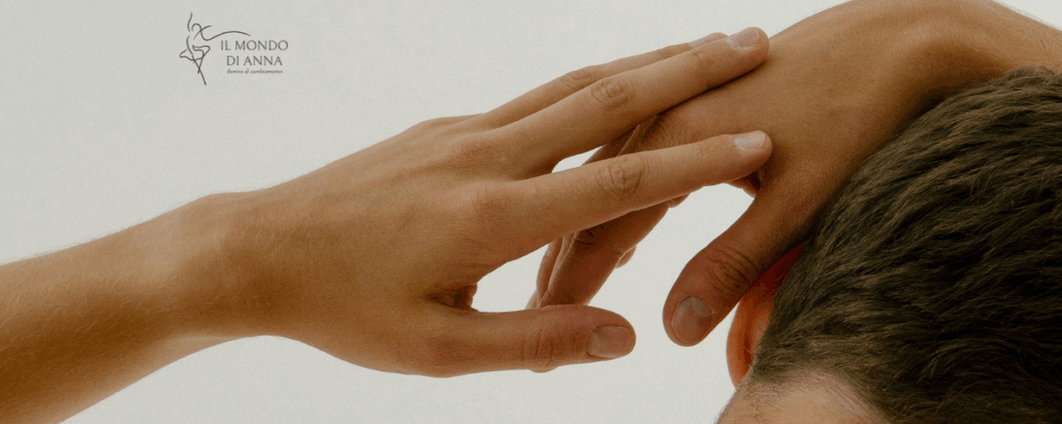 Immagine simbolica che raffigura un uomo di spalle di cui sia visibile la pelle, rappresentazione del ruolo della pelle per riconoscere i segnali precoci dell'HIV.
