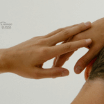 Immagine simbolica che raffigura un uomo di spalle di cui sia visibile la pelle, rappresentazione del ruolo della pelle per riconoscere i segnali precoci dell'HIV.