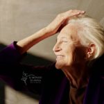 Anziana sorridente in fotografia, rappresenta invecchiamento sano e attivo.