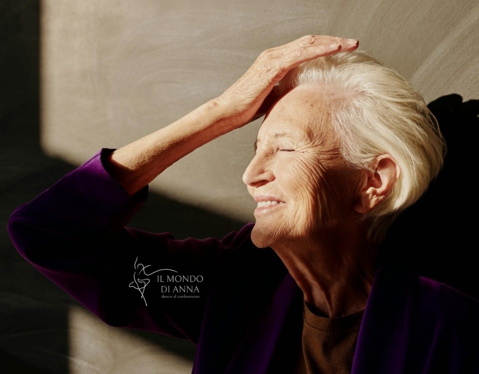 Anziana sorridente in fotografia, rappresenta invecchiamento sano e attivo.