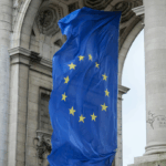 Bandiera europea simbolo dello Spazio europeo dei dati sanitari (EHDS), iniziativa dell’UE per la sanità digitale.