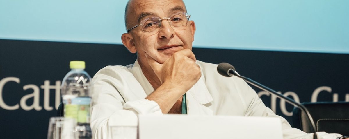 Foto di Giovanni Scambia in una conferenza. Riflessione sul ruolo della sua memoria per la Fondazione Giovanni Scambia