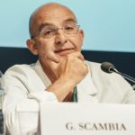 Foto di Giovanni Scambia in una conferenza. Riflessione sul ruolo della sua memoria per la Fondazione Giovanni Scambia