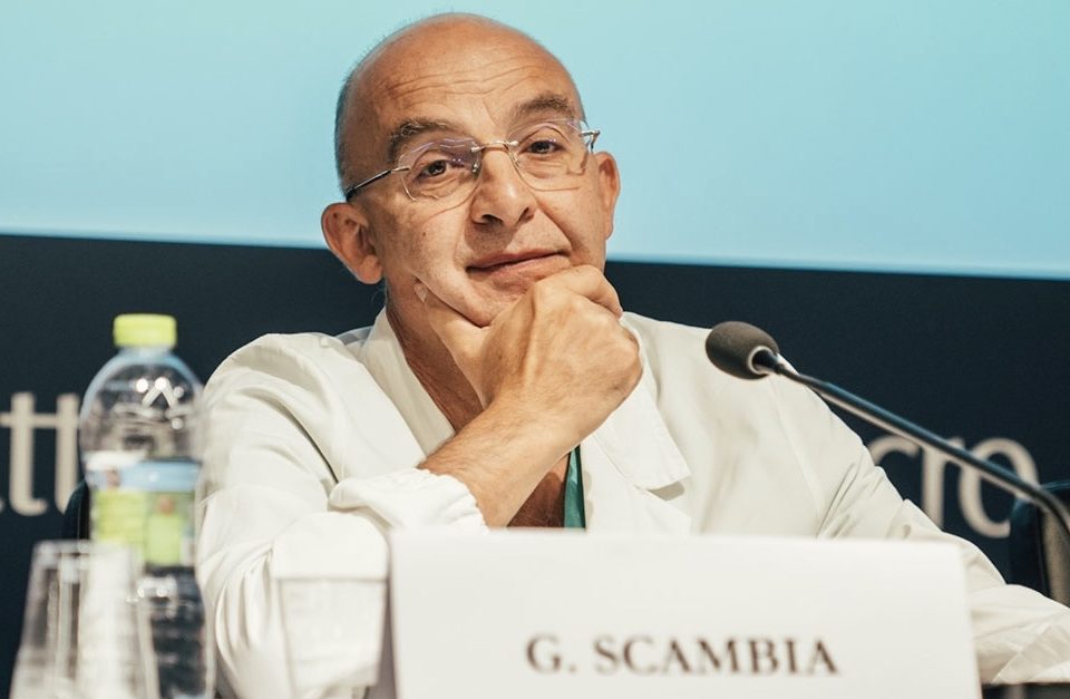 Foto di Giovanni Scambia in una conferenza. Riflessione sul ruolo della sua memoria per la Fondazione Giovanni Scambia